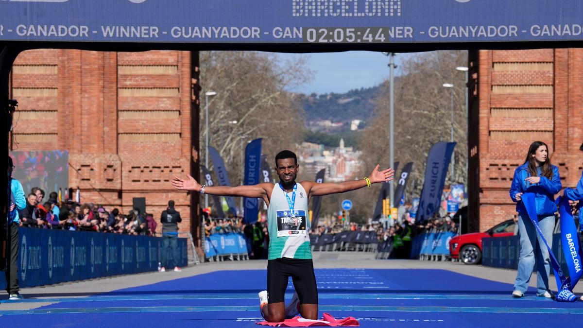 El atleta suizo nacido en Eritrea, Abraham Tadesse, se proclama ganador de la Maratón de Barcelona, este domingo