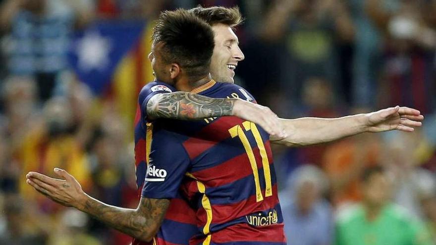 Messi se abraza a Neymar tras marcar de penalti. // Andreu Dalmau