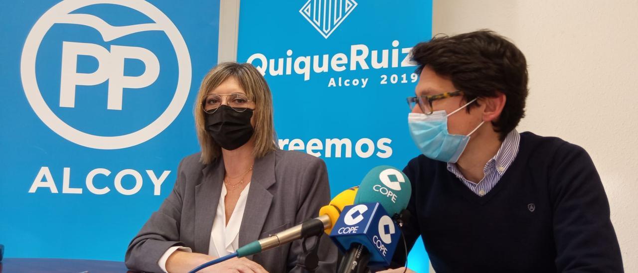 El portavoz del PP en Alcoy, Quique Ruiz, y la concejala Amalia Payá.