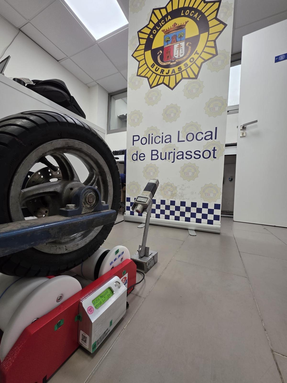 Medidor de velocidad de patinetes usado por la Policía Local.