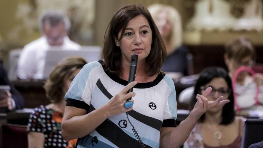 La presidenta del Govern, Francina Armengol, ayer en el pleno del Parlament.