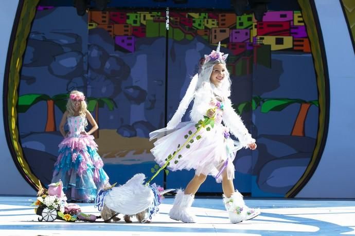 24.02.19. Las Palmas de Gran Canaria. Carnaval 2019. Concurso Carnaval Canino 2019. Alejandra Arqueros, presenta a Draco, con la fantasía "Salimos de un cuento de hadas para participar en el Carnaval de Las Palmas". Foto Quique Curbelo