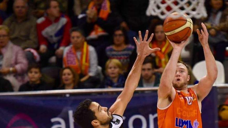 Trevor Cooney tira a canasta en el partido ante Lleida.