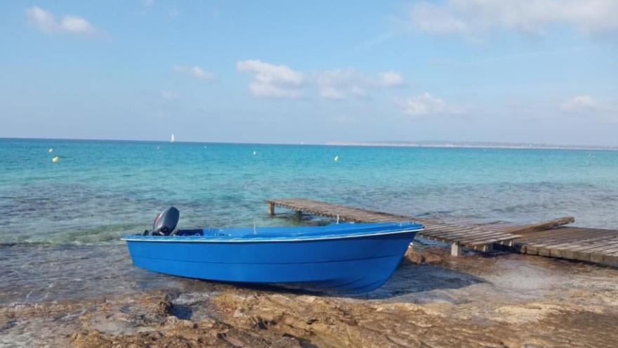 Imagen de la patera que llegó  a la playa de es Copinar.