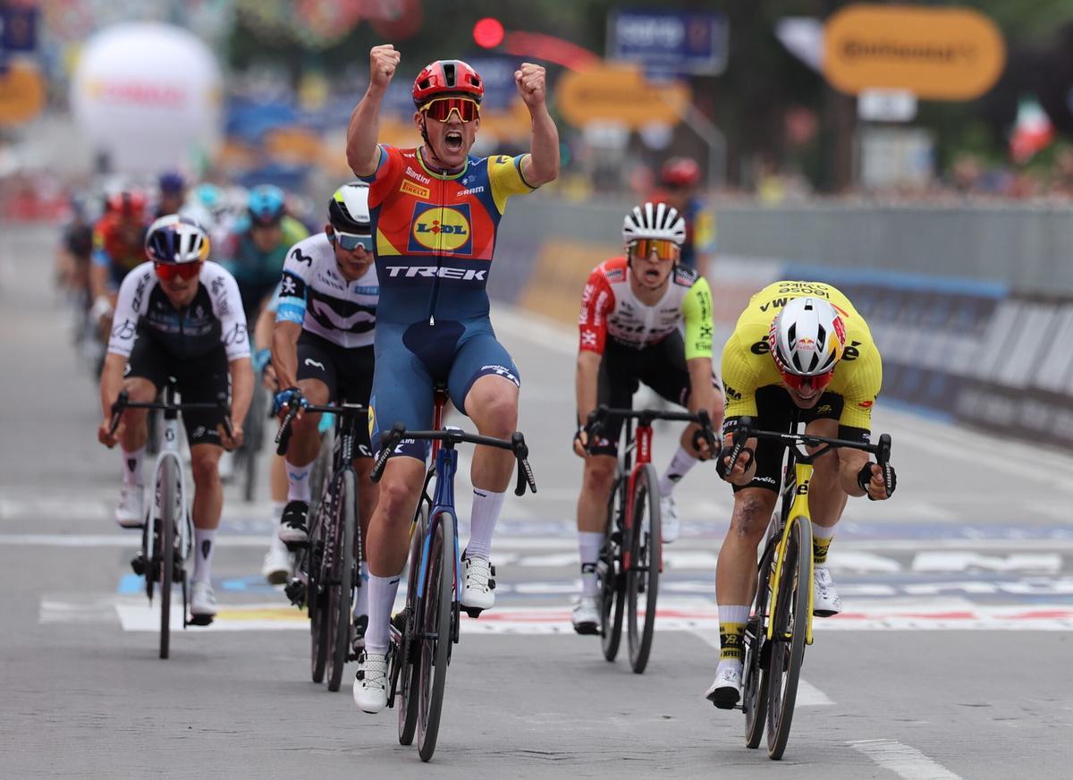 TIRANA (Albania), 09/05/2025.- Danish rider Mads Pedersen of team Lidl - Trek celebrates winning the first stage of the Giro dItalia cycling tour over 164km from Durres to Tirana, Albania, 09 May 2025. (Ciclismo) EFE/EPA/GEORGI LICOVSKI TIRANA (Albania), 09/05/2025.- Danish rider Mads Pedersen of team Lidl - Trek celebrates winning the first stage of the Giro dItalia cycling tour over 164km from Durres to Tirana, Albania, 09 May 2025. (Ciclismo) EFE/EPA/GEORGI LICOVSKI