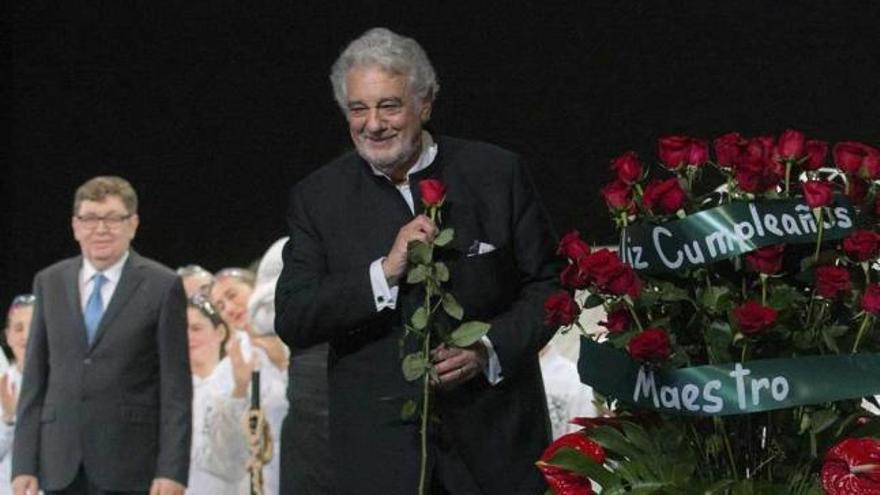 Plácido Domingo saluda al público valenciano.