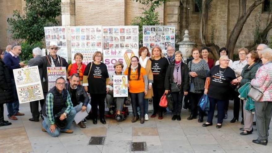 Una veintena de afectados se concentran en la Plaza de la Virgen.