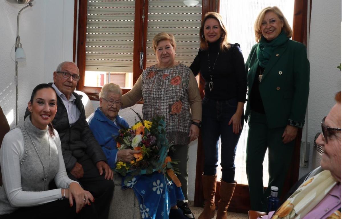La alcaldesa de Castelló junto a Humildad Agut y familiares.
