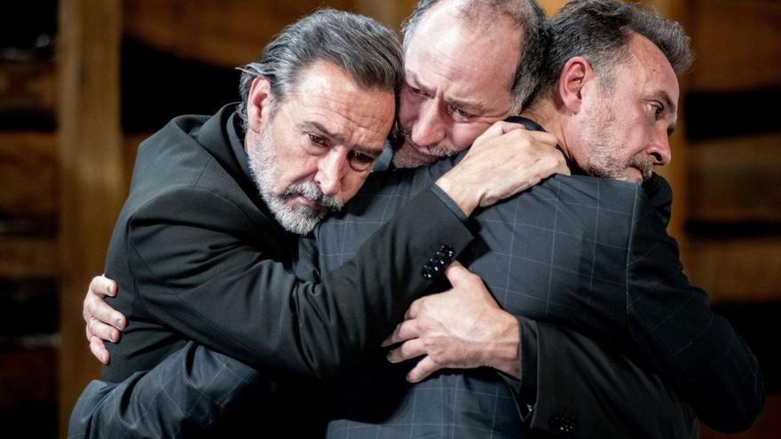 Ginés García Millán, Daniel Albaladejo y José Luis García-Pérez en una escena de ‘Amistad’. | JAVIER NAVAL