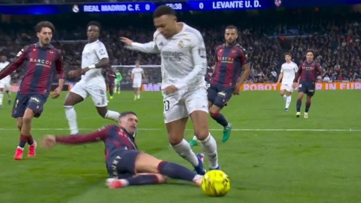 Mbappé, en el penalti señalado al Real Madrid ante el Levante