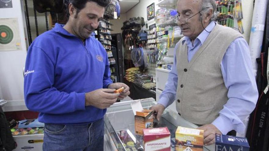 Un cazador de Sanzoles compra cartuchos en la armería Paco.