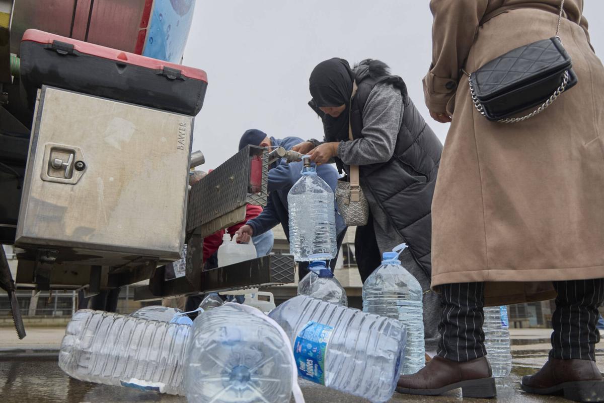 20260122 Veins de Sils agafen aigua potable d´un camió cisterna a causa que per culpa del temporal Harry, no tenen aigua potable a les llars.