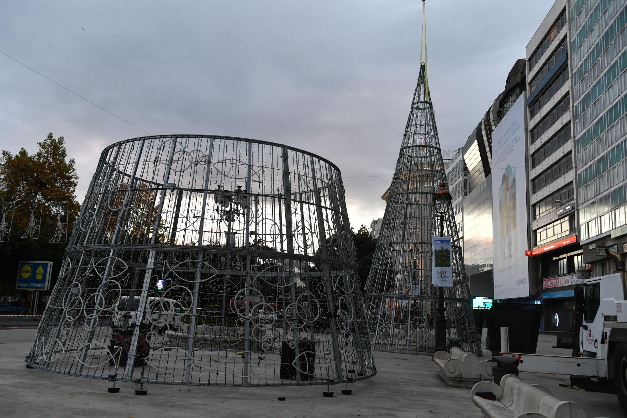 Montaje del árbol navideño en el Obelisco