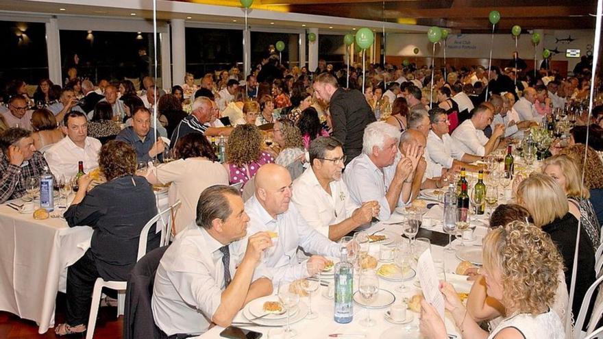La gala benéfica contra el cáncer reúne a más de doscientas cincuenta personas en Portosín