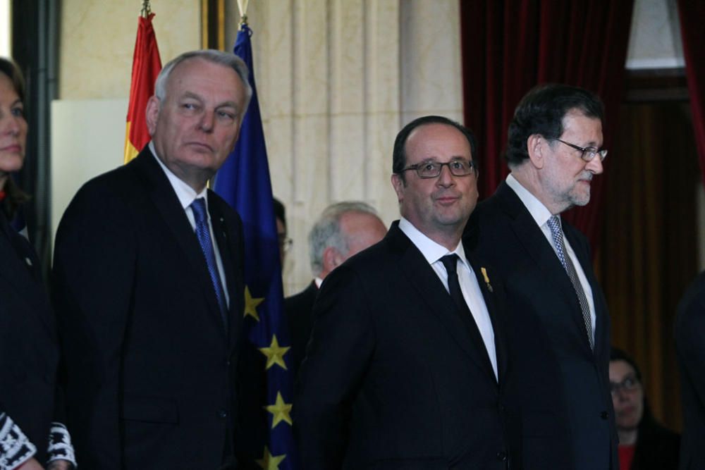 François Hollande y Mariano Rajoy son recibidos con honores junto al Ayuntamiento de Málaga. Antes del almuerzo, han visitado el Museo de Málaga.