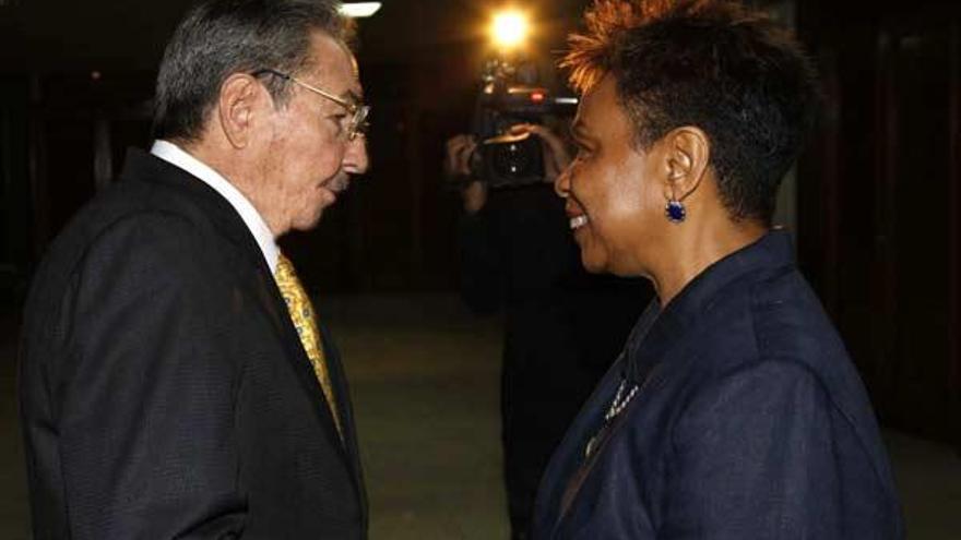 Raul Castro saluda a la congresista Barbara Lee
