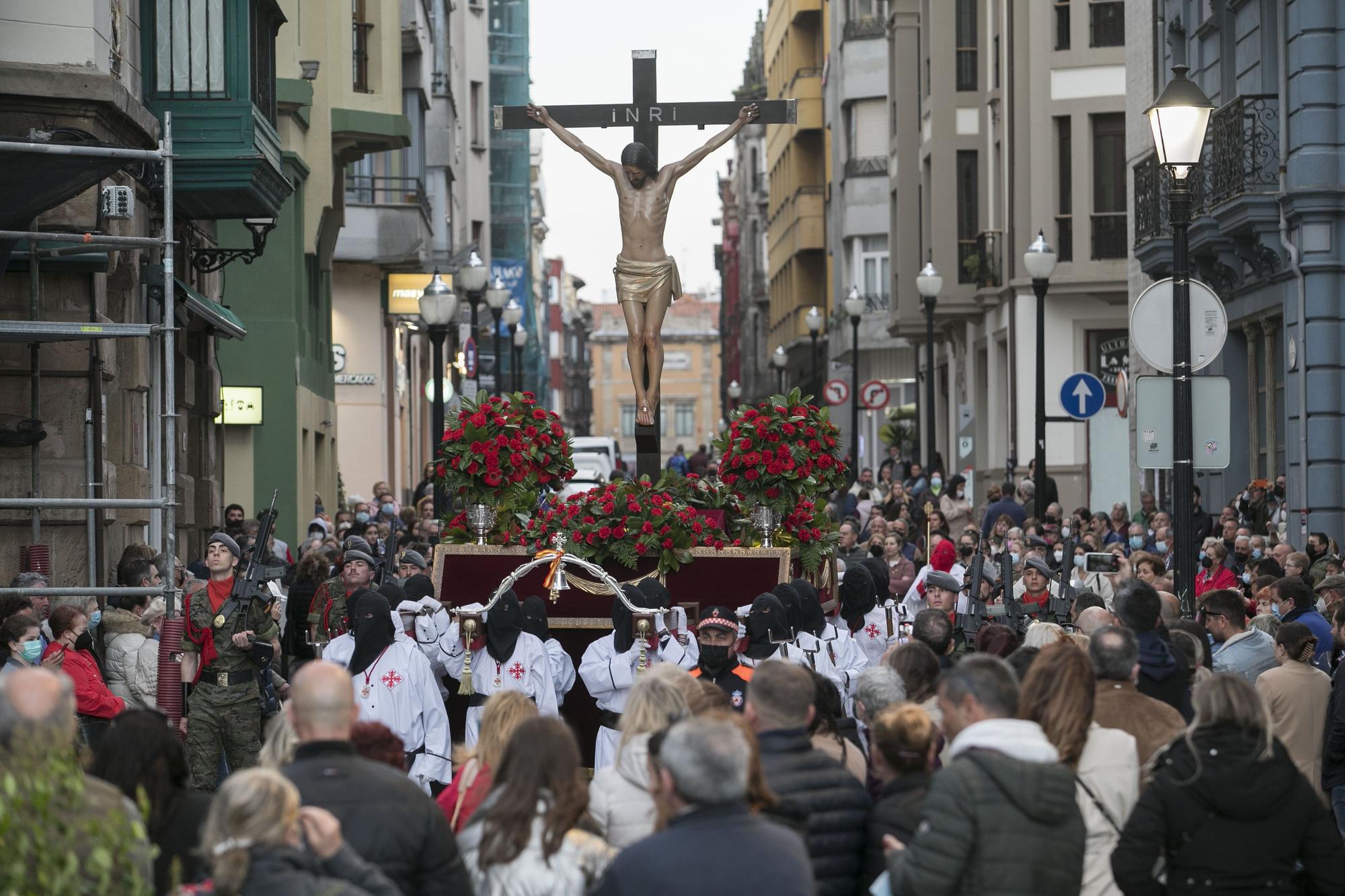 EN IMÁGENES: Gijón arropa al Cristo de los Mártires en su regreso a las calles