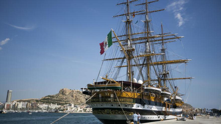 El Amerigo Vespucci atraca en Alicante