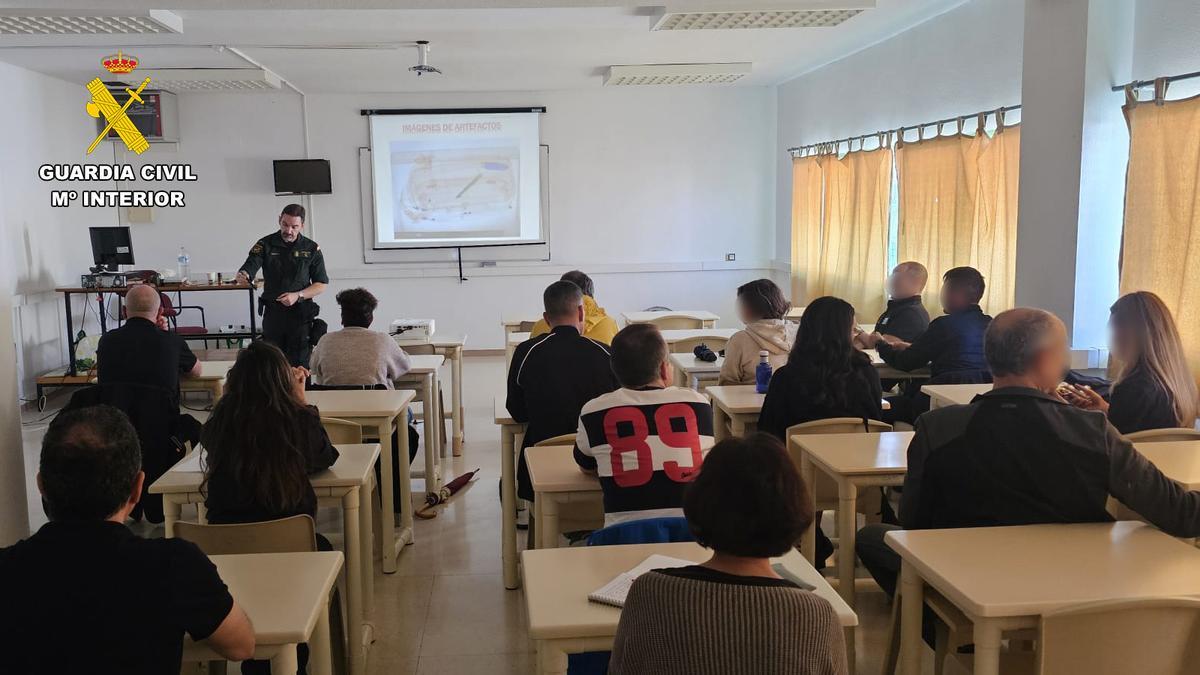 Artificieros de la Guardia Civil en los cursos de formación de funcionarios de la cárcel de Palma.
