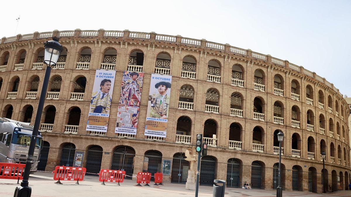 La fachada de la plaza de toros de València con la publicidad de la Feria de Julio