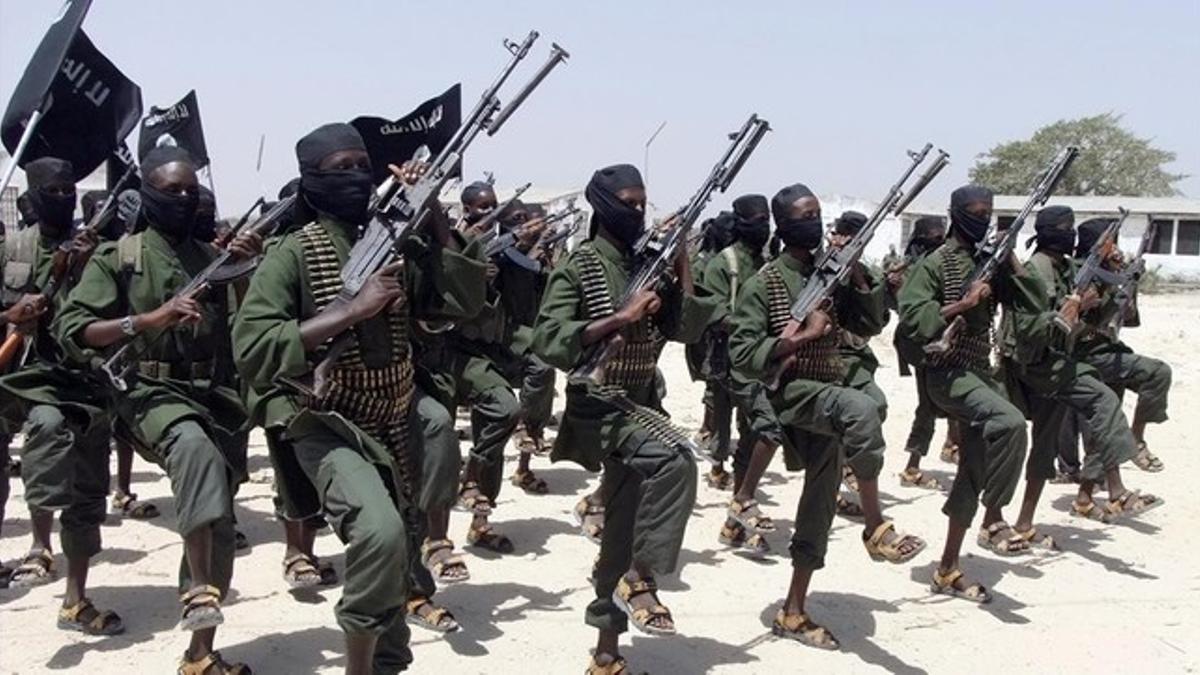 Miembros de las milicias radicales de Al Shabab, al sur de Mogadiscio.