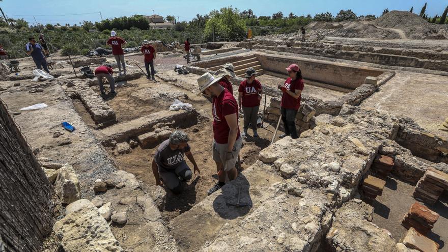 La UA retoma las excavaciones en el yacimiento de La Alcudia en busca de la palestra romana