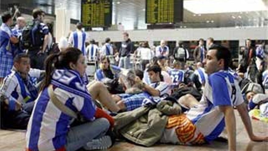 400 hinchas del Espanyol abandonan El Prat resignados