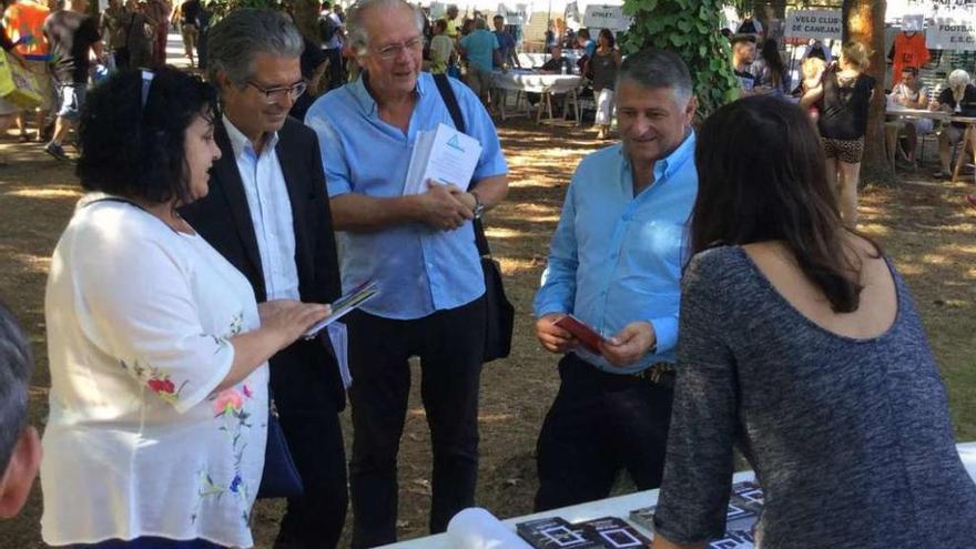 Un instante de la visita de Pili Peón y Manuel Cuíña por la Fête de Canéjan.