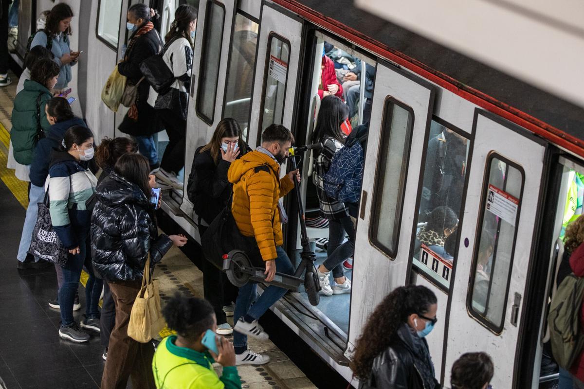 BARCELONA 11/01/2023 Barcelona. Usuarios con patinetes en el transporte publico metro, o ferrocarriles o bus. FOTO de ZOWY VOETEN