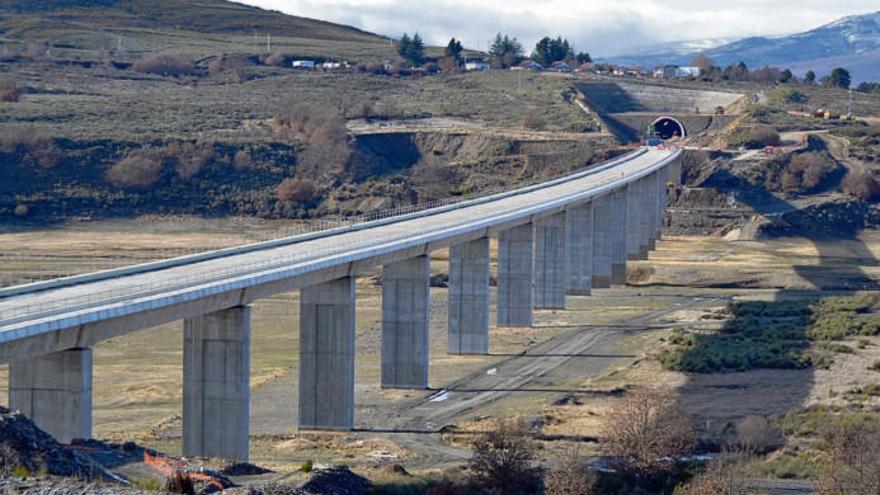 Uno de los viaductos del AVE a su paso por Sanabria.