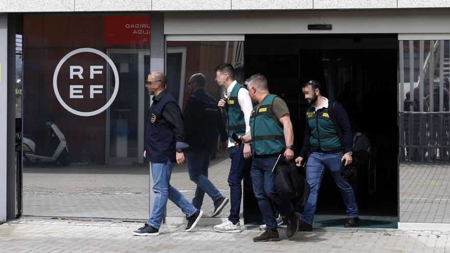 Agentes de la UCO, a su salida este miércoles de la sede de la Federación Española en Madrid. | EFE