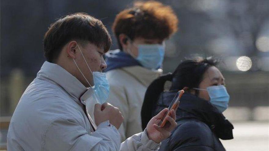 Ya son 56 los muertos y 1,975 contagiados por coronavirus en China