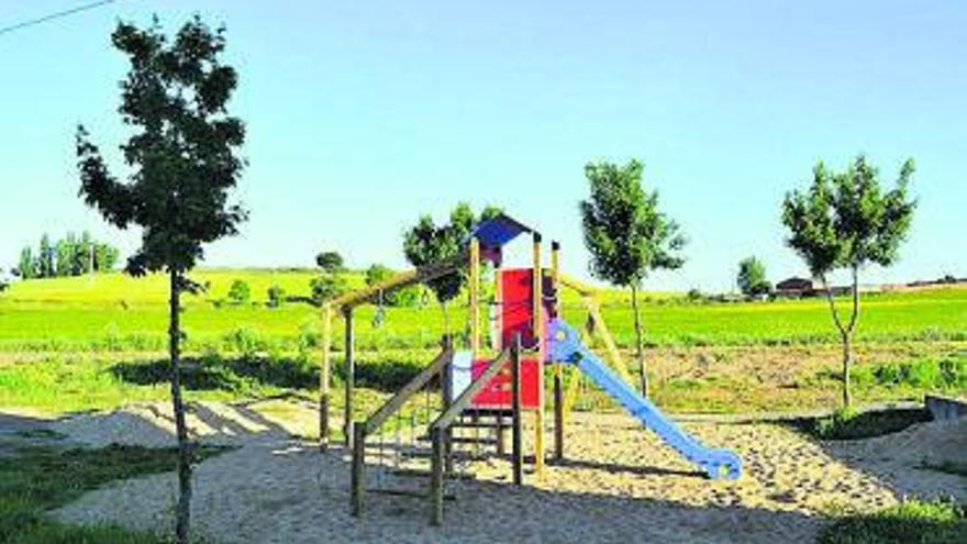 Nuevo parque infantil habilitado en la zona del frontón. | Cedida