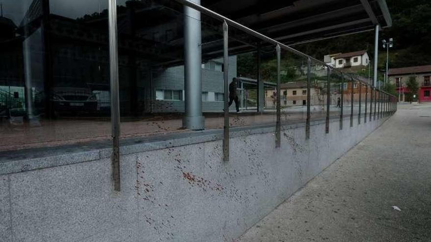 El muro del Hospital Álvarez-Buylla salpicado de sangre tras el suceso en Nuevo Santullano.