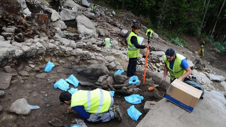 Las excavaciones arqueológicas en la ladera oeste de este monte de Domaio. // Gonzalo Núñez