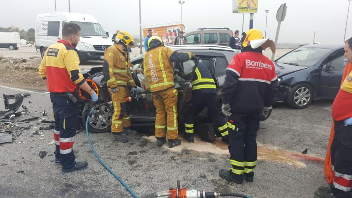 Los bomberos han rescatado a un conductor herido y atrapado en su coche tras un accidente con tres vehículos implicados en San Miguel de Salinas