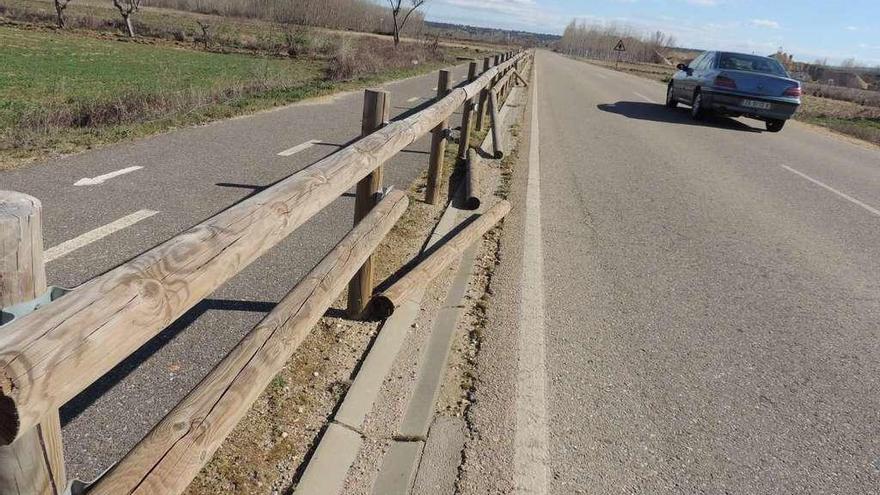 Las vallas de madera derribadas sobre la calzada entre Camarzana y Pumarejo de Tera.