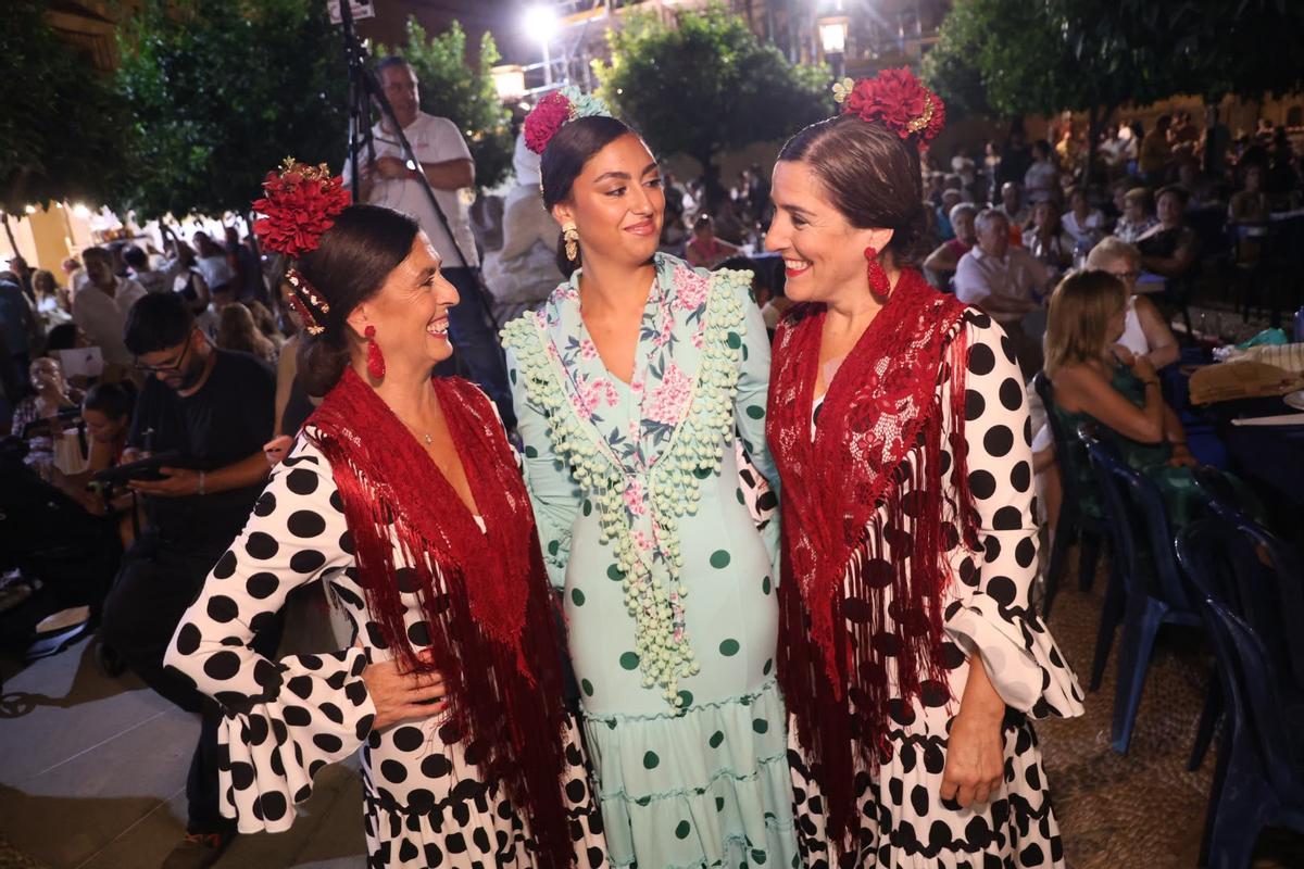 Tres mujeres en la verbena.