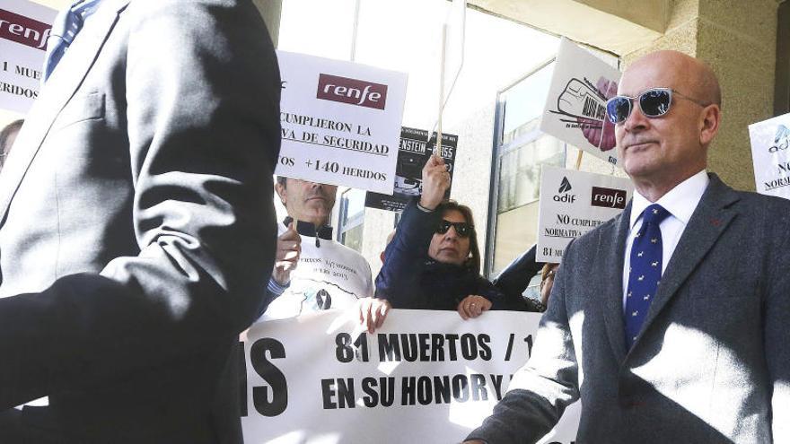 Andrés Cortabitarte es increpado a su salida del Juzgado.