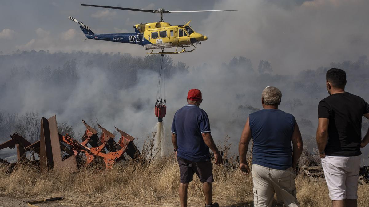 Helicóptero durante las tareas de extinción del incendio en Lober de Aliste.