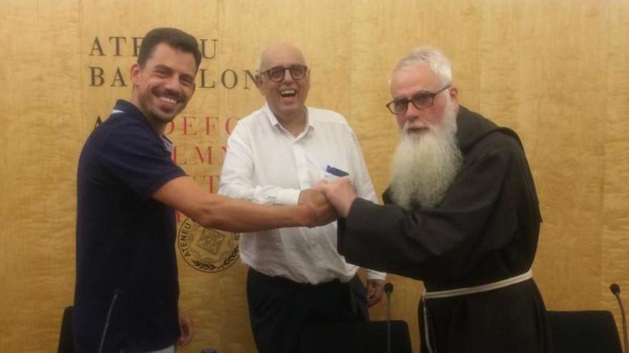 Ramon Felipó, al centre, amb l&#039;historiador Xavier Carmaniu i Fra Valentí de Manresa