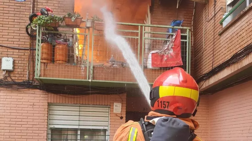 Trasladan al hospital a un mayor invidente por el incendio de su vivienda en Paiporta