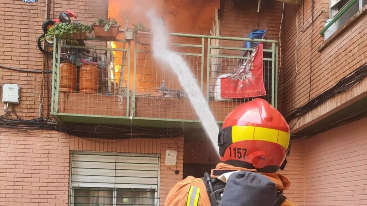 Trasladan al hospital a un mayor invidente por el incendio de su vivienda en Paiporta