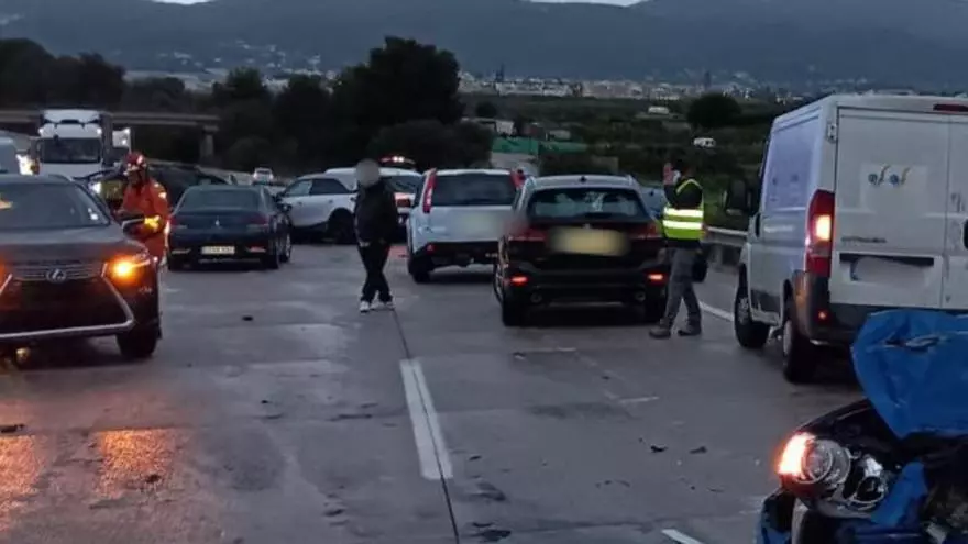 Hilera de coches implicados en el accidente de Real de Gandia