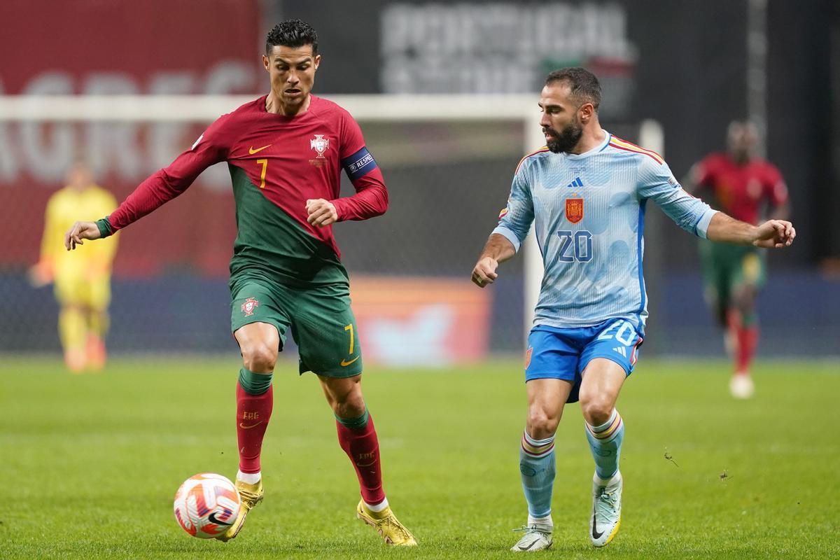 Braga (Portugal), 27/09/2022.- Portugal player Cristiano Ronaldo (L) in action against Spain player Dani Carvajal during the UEFA Nations League soccer match between Portugal and Spain at the Municipal stadium in Braga, Portugal, 27 September 2022. (España) EFE/EPA/HUGO DELGADO