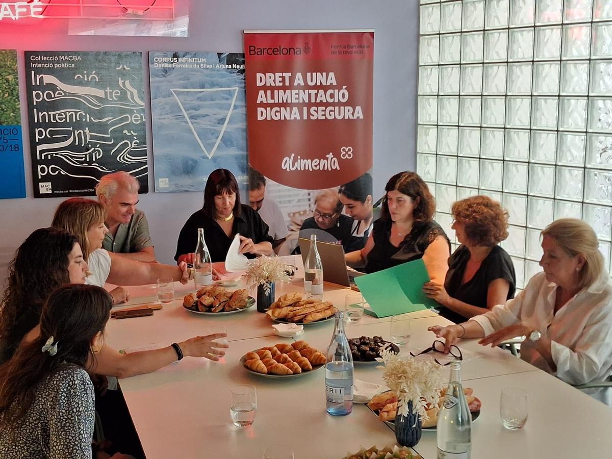 Promotores presentando el Programa Alimenta en una mesa redonda