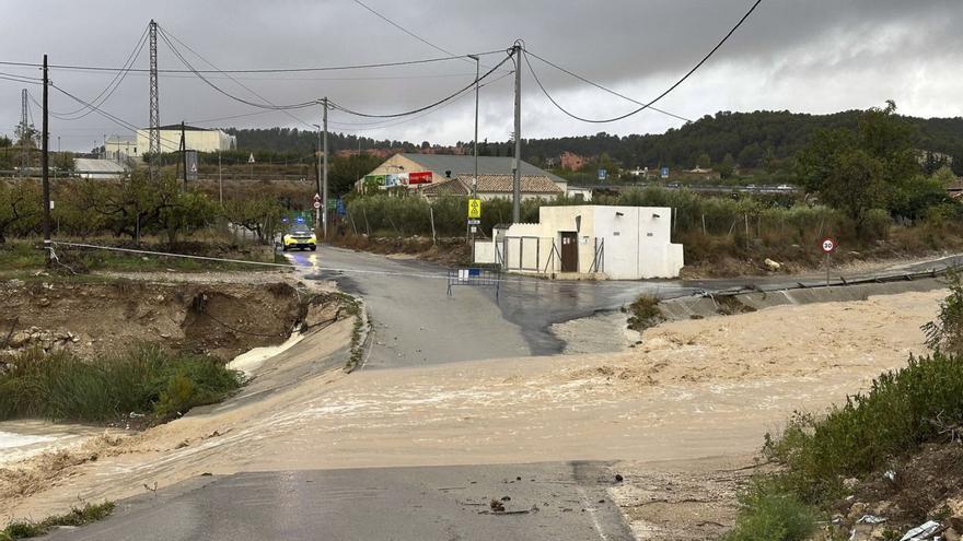 Una carretera cortada en Caravaca de la Cruz tras las lluvias que dejaron 100 litros por metro cuadrado | ENRIQUE SOLER