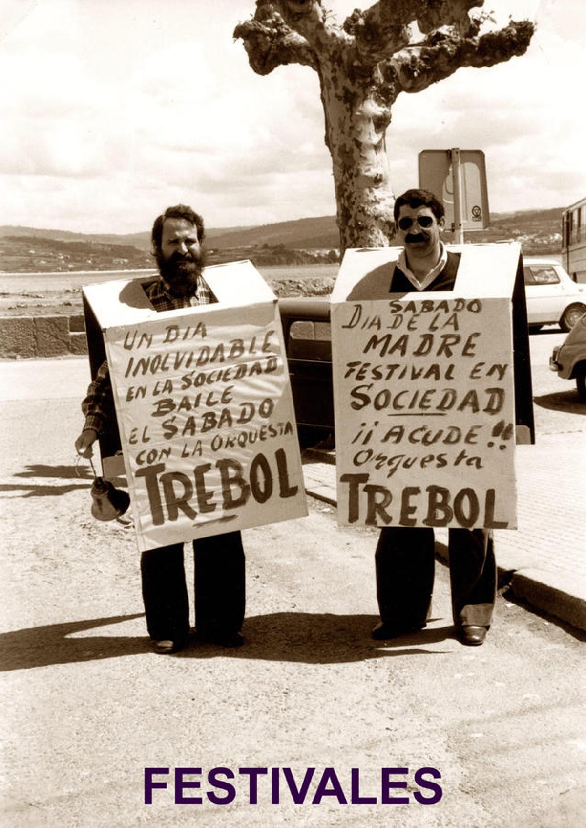 Dos hombres anuncian una actuación en La Sociedad de Sada en la década de los setenta.