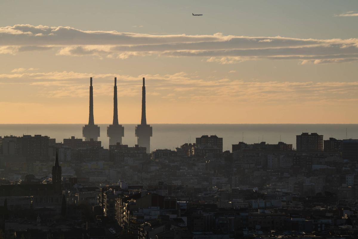 Las Tres Xemeneies de Sant Adrià de Besòs, vistas desde Santa Coloma de Gramenet, en el área metropolitana de Barcelona.