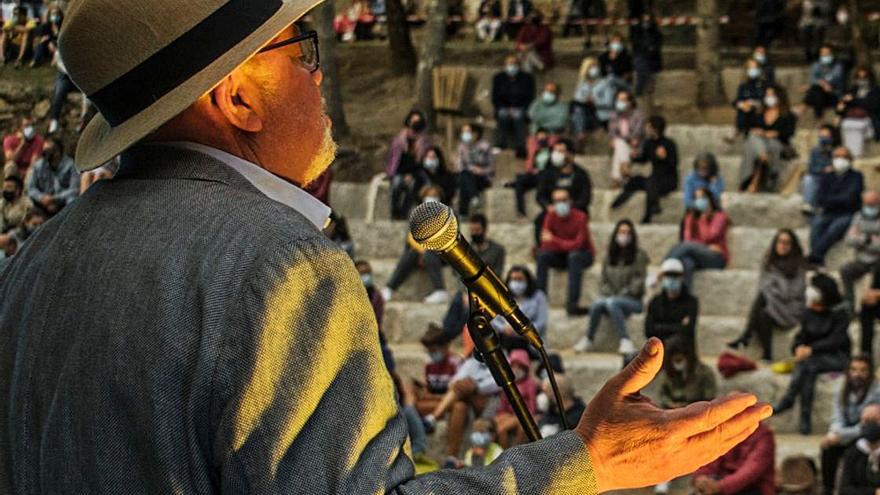 Luis González Tosar recitando en la Insua dos Poetas, en Carballiño.